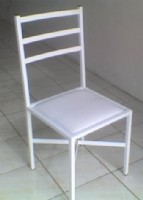 Cadeira Ferro Branca com assento branco na Barra da Tijuca